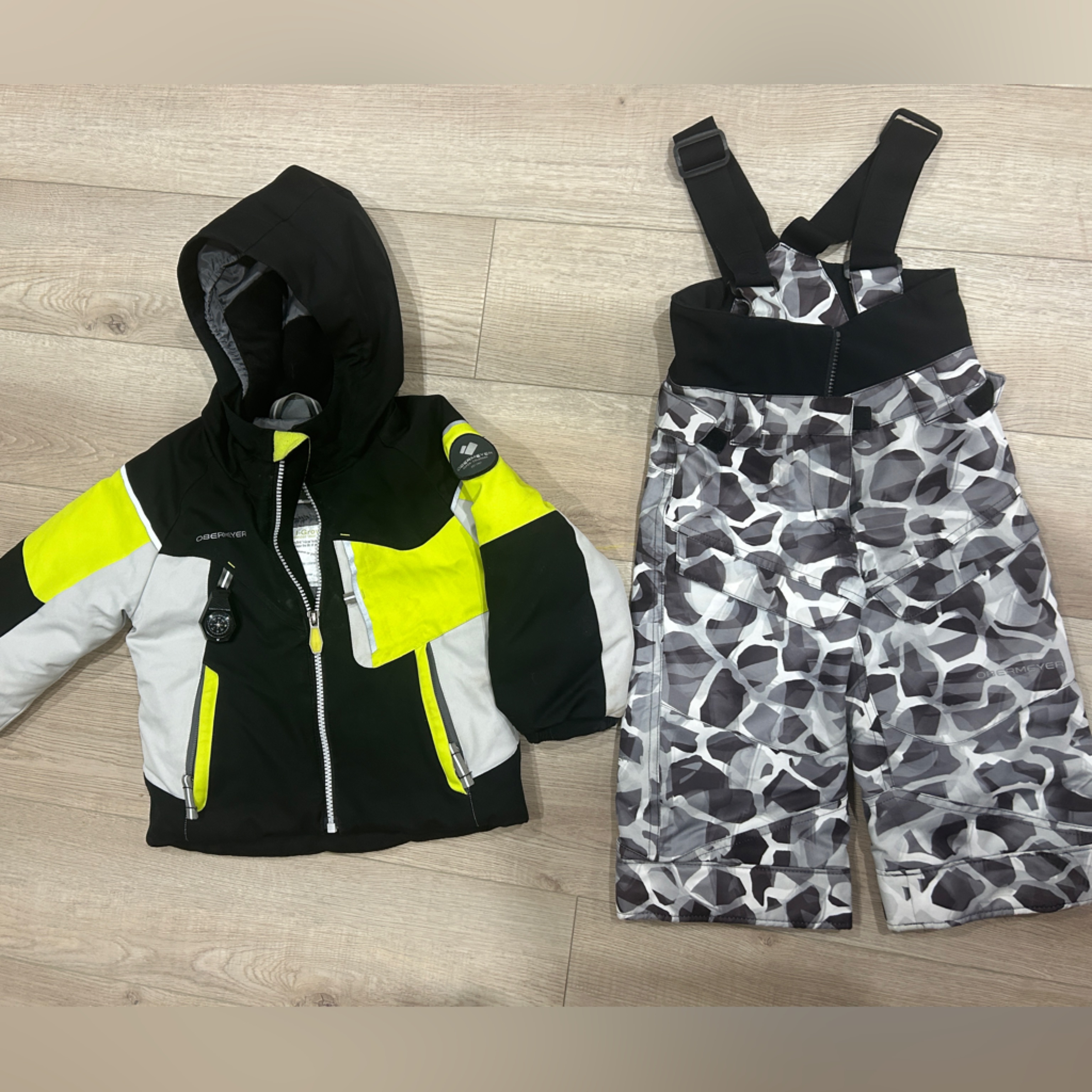 Obermeyer Black And Gray Camouflage Jacket And Pants Set. 2t